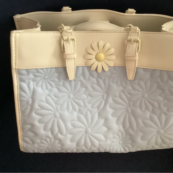 Betsey Johnson Blue XOBECA quilted blue and cream daisy butterfly tote - Picture 5 of 12